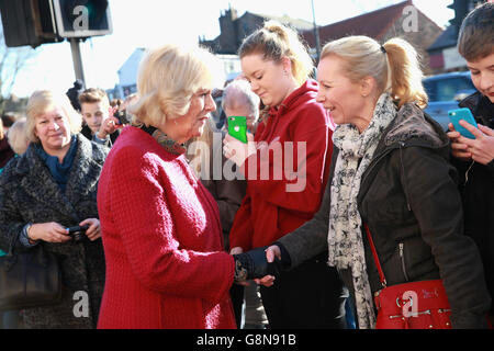 Die Herzogin von Cornwall besucht das New Inn in the Square, während sie Bewohner und Geschäftsinhaber von Stamford Bridge, East Yorkshire, trifft, die von den jüngsten Überschwemmungen betroffen waren. Stockfoto