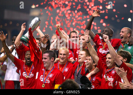 Liverpools Kapitän Jamie Carragher hebt die Trophäe des Supercups an Stockfoto