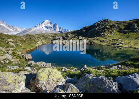 Aguille verte spiegelt sich im blauen Wasser des Lac De Cheserys Haute Savoie France Europe wider Stockfoto