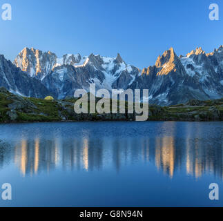 Dent Du Geant und Mont-Blanc-Massivs spiegelt sich in das blaue Wasser des Lac De Cheserys in der Morgendämmerung Haute Savoie Frankreich Europa Stockfoto