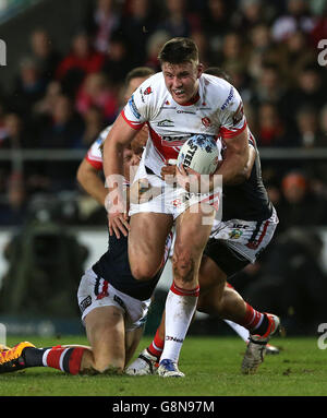 St Helens Joe Greenwood wird von Dylan Napa (links) von Sydney Roosters und Sio Siua Taukeiaho (rechts) während des Spiels der World Club Series im Langtree Park, St. Helens, angegangen. Stockfoto