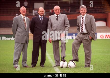 Fulhams Management-Team (von links nach rechts) Arthur Cox (Scout), Ray Wilkins (Manager), Mohammed Al Fayed (Vorsitzender) und Kevin Keegan (CEO) Stockfoto