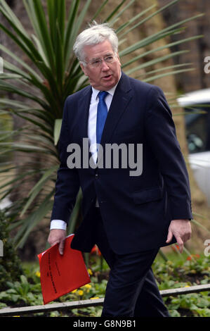 Verteidigungsminister Michael Fallon kommt vor einer Kabinettssitzung in der Downing Street 10 in London an, um David Camerons neu gesichertes EU-Reformabkommen zu diskutieren. Stockfoto