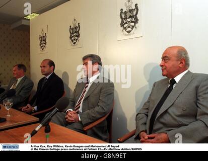 Fulhams neues Management-Team Arthur Cox (links), Ray Wilkins (zweite links) und Kevin Keegan (zweite rechts) melden gemeinsam mit Eigentümer Mohammed Al Fayed (rechts) bei einer Pressekonferenz ihre Termine an Stockfoto