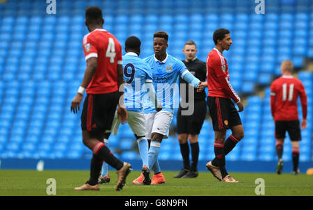 Ashley Smith-Brown (gegenüber) von Manchester City feiert mit Isaac Buckley-Ricketts, nachdem er das erste Tor seines Spielers gegen Manchester United erzielt hatte. Stockfoto