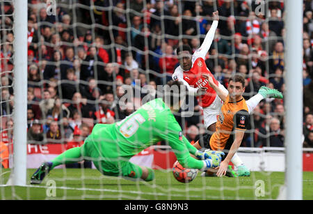 Arsenal gegen Hull City - Emirates FA Cup - Fünfte Runde - Emirates Stadium. Der Torhüter von Hull City, Eldin Jakupovic, rettet vor Danny Welbeck von Arsenal Stockfoto