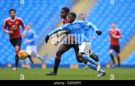 Manchester City U21 gegen Manchester United U21 - Barclays U21 Premier League - Etihad Stadium. Isaac Buckley-Ricketts von Manchester City (rechts) und Ro-Shaun Williams von Manchester United kämpfen um den Ball. Stockfoto