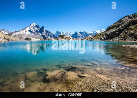 Das Massiv des Mont Blanc spiegelt sich im türkisfarbenen Wasser des Lac De Cheserys Haute Savoie Frankreich Europa Stockfoto