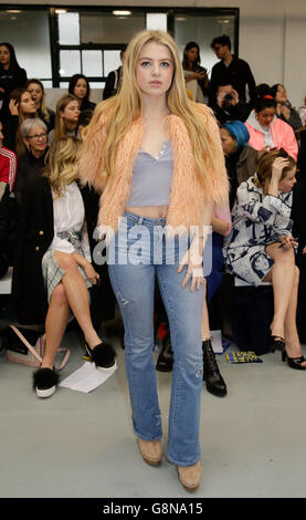 Anais Gallagher bei der GESCHWISTERMESSE Herbst/Winter 2016 in London Fashion Week auf der BFC Show Space Show in London. Stockfoto