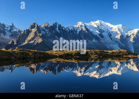 Das Massiv des Mont Blanc spiegelt sich im Lac De Cheserys Haute Savoie France Europe wider Stockfoto