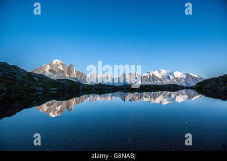 Das Massiv des Mont Blanc spiegelt sich in Lac De Cheserys Haute Savoie Frankreich Europa Stockfoto