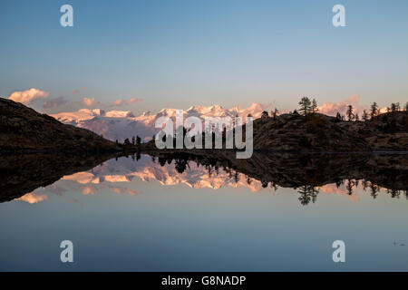 Sonnenaufgang am Monte Rosa gesehen von Lac Blanc natürlicher Park des Mont Avic Aosta Tal Graian Alpen Italien Europa Stockfoto