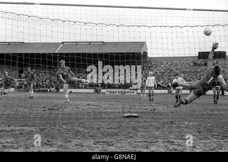 Portsmouth-Torhüter Alan Knight rettet vor einer Kerry Dixon (l) Strafe, die Chelsea verliehen wurde, nachdem ein Portsmouth-Spieler im Strafraum handballte. Stockfoto