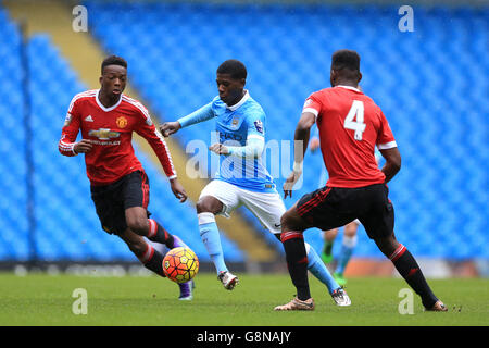 Manchester City U21 gegen Manchester United U21 - Barclays U21 Premier League - Etihad Stadium. Isaac Buckley-Ricketts (Mitte) von Manchester City tritt gegen Timothy Fosu-Mensah (rechts) und Matty Willock von Manchester United an Stockfoto