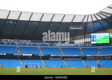 Eine allgemeine Sicht der Spielaktion zwischen Manchester City und Manchester United im Etihad Stadium Stockfoto