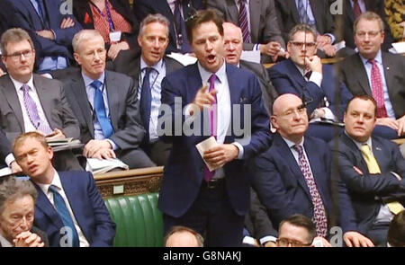 Nick Clegg, der ehemalige Liberaldemokrat, spricht im Londoner Unterhaus, nachdem Premierminister David Cameron vor den Abgeordneten gesprochen hat und sein Beispiel für einen Aufenthalt in der Europäischen Union darlegt. Stockfoto