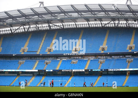 Eine allgemeine Sicht der Spielaktion zwischen Manchester City und Manchester United im Etihad Stadium Stockfoto