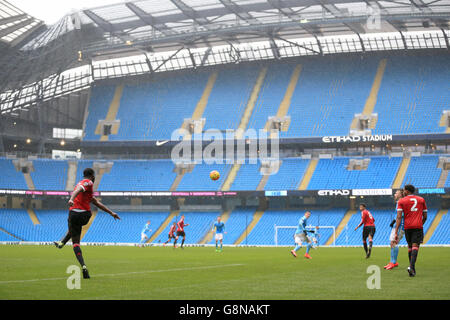 Eine allgemeine Sicht der Spielaktion zwischen Manchester City und Manchester United im Etihad Stadium Stockfoto