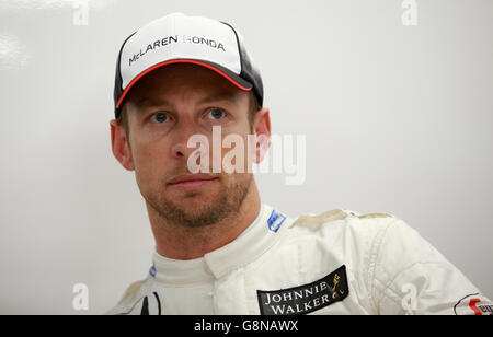 Die Jenson-Taste von McLaren Honda während des ersten Testtages auf dem Circuit de Catalunya in Barcelona. Stockfoto
