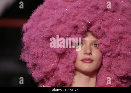 Ashish Catwalk - London Fashion Week 2016. Ein Model auf dem Laufsteg während der Ashish Herbst Winter 2016 Women's Show auf der BFC Show Space Show, London. Stockfoto