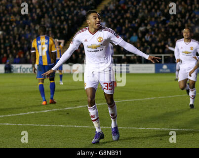 Jesse Lingard von Manchester United feiert das dritte Tor seiner Spielmannschaft während des Emirates FA Cup, dem fünften Runde in New Meadow, Shrewsbury. Stockfoto