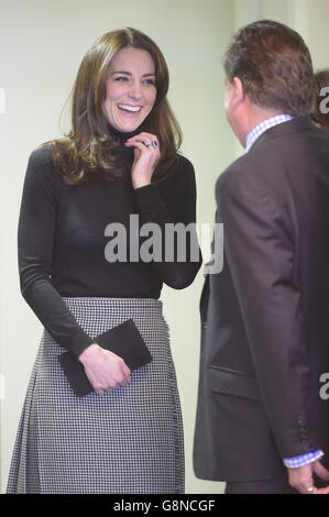 Die Herzogin von Cambridge tritt einer Kunstklasse am Wester Hailes Education Centre in Edinburgh bei, während sie eine Reihe von Engagements in der schottischen Hauptstadt durchführt. Stockfoto