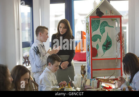 Die Herzogin von Cambridge tritt einer Kunstklasse am Wester Hailes Education Centre in Edinburgh bei, während sie eine Reihe von Engagements in der schottischen Hauptstadt durchführt. Stockfoto