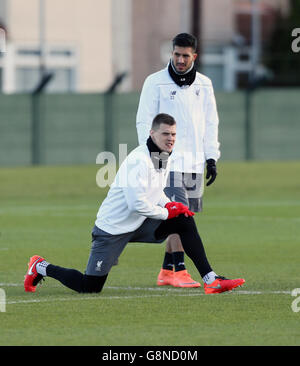 Liverpool gegen FC Augsburg - UEFA Europa League - Runde 32 - zweite Etappe - Liverpool Training Session - Melwood Training Center. Liverpools Emre Can (rechts) und Martin Skrtel während einer Trainingseinheit im Melwood Training Center, Liverpool. Stockfoto