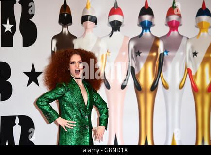 Jess Glynne bei der Ankunft für die Brit Awards 2016 in der O2 Arena, London. DRÜCKEN Sie VERBANDSFOTO. Bilddatum: Mittwoch, 24. Februar 2016. Siehe PA Story SHOWBIZ Brits. Bildnachweis sollte lauten: Ian West/PA Wire Stockfoto