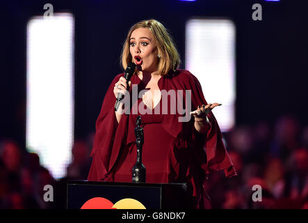 Adele erhält den Global Success Award auf der Bühne während der Brit Awards 2016 in der O2 Arena, London. Stockfoto