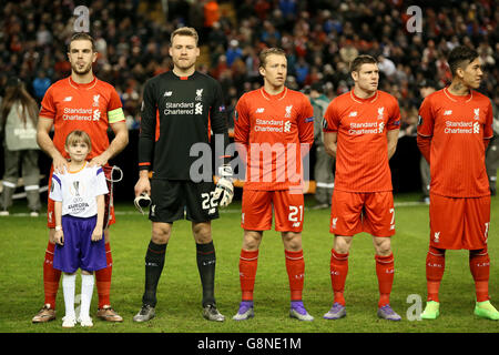 Liverpools Jordan henderson, Simon Mignolet, Lucas Leiva, James Milner und Roberto Firmino (von links nach rechts) stehen vor dem Spiel der UEFA Europa League in Anfield, Liverpool, an. DRÜCKEN SIE VERBANDSFOTO. Bilddatum: Donnerstag, 25. Februar 2016. Siehe PA Geschichte FUSSBALL Liverpool. Bildnachweis sollte lauten: PA Wire. Stockfoto