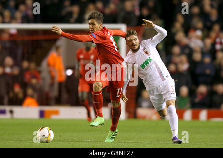 Liverpools Roberto Firmino und Augsburgs Konstantinos Stafylidis (rechts) kämpfen während des Spiels der UEFA Europa League in Anfield, Liverpool, um den Ball. DRÜCKEN SIE VERBANDSFOTO. Bilddatum: Donnerstag, 25. Februar 2016. Siehe PA Geschichte FUSSBALL Liverpool. Bildnachweis sollte lauten: PA Wire. Stockfoto