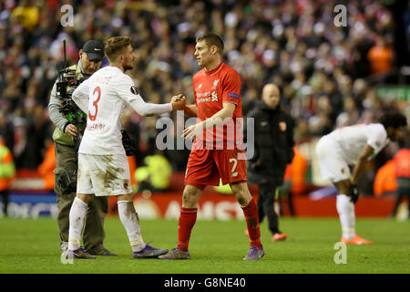 Liverpools James Milner und Augsburgs Konstantinos Stafylidis (links) schütteln sich nach dem finalen Pfeifen während des Spiels der UEFA Europa League in Anfield, Liverpool, die Hände. DRÜCKEN SIE VERBANDSFOTO. Bilddatum: Donnerstag, 25. Februar 2016. Siehe PA Geschichte FUSSBALL Liverpool. Bildnachweis sollte lauten: PA Wire. Stockfoto