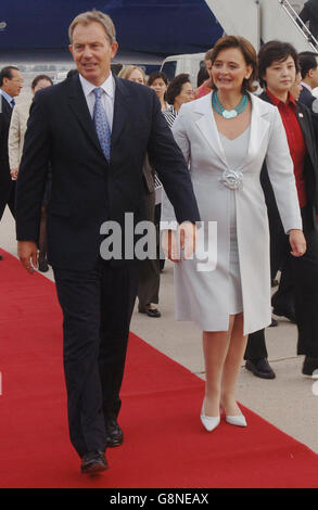 Der britische Premierminister Tony Blair und seine Frau Cherie kommen am Montag, dem 5. September 2005, zu Beginn seines zweitägigen Besuches in China nach Peking. Als Präsident des Europäischen Rates wird Blair eine EU-Delegation leiten, von der erwartet wird, dass sie ein Abkommen zum Verkauf der Airbus-Flugzeuge an China abschließt. Eine britische Wirtschaftsdelegation unter der Leitung von CBI-Generaldirektor Sir Digby Jones wird getrennte Gespräche mit bis zu 500 chinesischen Industriellen führen, zusammen mit 100 Geschäftszahlen von EU-Unternehmen mit Sitz in China. Siehe PA Geschichte POLITIK PRESSE VERBANDSFOTO. Bildnachweis sollte lauten: Stefan Rousseau/PA Stockfoto
