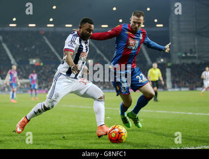 West Bromwich Albions Stephane Sessegnon setzt ein Kreuz, das von Jordon Mutch aus dem Crystal Palace während des Barclays Premier League-Spiels im Hawthorns, West Bromwich, beobachtet wird. Stockfoto