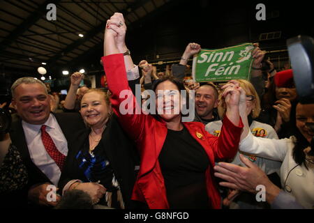 Sinn Feins Mary Lou McDonald feiert, nachdem sie als TD für Dublin Central im Wahlzentrum der RDS in Dublin, Irland, gewählt wurde. Stockfoto