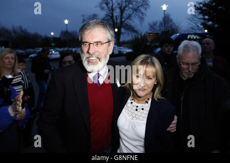 Sinn Fein-Chef Gerry Adams kommt im Ramada Resort, Dundalk, Co. Louth an, wo die Zählung für den Wahlkreis Louth/East Meath bei den irischen Parlamentswahlen fortgesetzt wird. Stockfoto