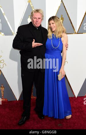 Gary Busey und Steffanie Sampson bei der 88. Academy Awards im Dolby Theater in Hollywood, Los Angeles, CA, USA, am 28. Februar 2016. Stockfoto