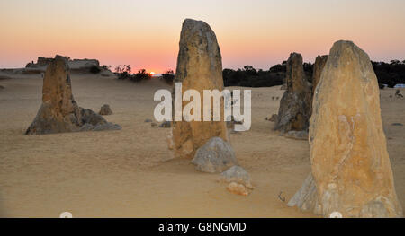 Kalksteinformationen in der Pinnacles Wüste bei Sonnenuntergang Himmel im Nambung Nationalpark in Western Australia Stockfoto
