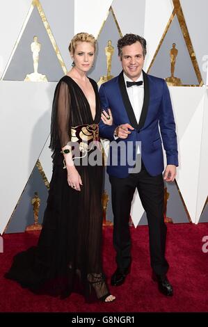 Mark Ruffalo und seine Frau Sunrise Coigney kommen bei den 88. Academy Awards im Dolby Theater in Hollywood, Los Angeles, CA, USA, am 28. Februar 2016. Stockfoto