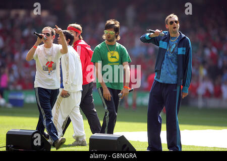 Fußball - FIFA Fußball-Weltmeisterschaft 2006 Qualifikation - Gruppe sechs - Wales gegen England - Millennium Stadium. Goldie Lookin' Chain Stockfoto
