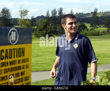 Der nordirische Kapitän Aaron Hughes kommt am Dienstag, den 6. September 2005, zu einer Pressekonferenz im Teamhotel in Belfast an. Nordirland spielen England in einem Wolrd Cup Qualifier morgen. DRÜCKEN Sie VERBANDSFOTO. Bildnachweis sollte lauten: Paul Faith / PA. Stockfoto