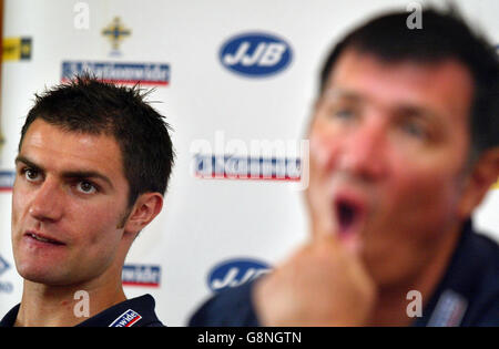 Der nordirische Kapitän Aaron Hughes (L) mit Manager Lawrie Sanchez während einer Pressekonferenz im Teamhotel, Belfast, Dienstag, 6. September 2005. Nordirland spielt morgen England in einer Qualifikation zum Wolrd Cup. DRÜCKEN SIE VERBANDSFOTO. Bildnachweis sollte lauten: Paul Faith/PA. Stockfoto