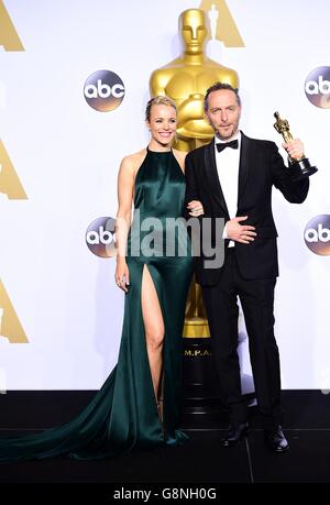 Rachel McAdams überreicht Emmanuel Lubezki den Academy Award für die beste Kinematographie im Pressesaal der 88. Academy Awards, die am 28. Februar 2016 im Dolby Theater in Hollywood, Los Angeles, CA, USA, verliehen wurden. Stockfoto