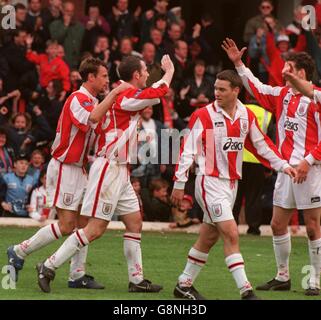 Mike Macari von Stoke City (dritte links), Ally Pickering (links) und Mike Sheron (zweite rechts) feiern Stockfoto