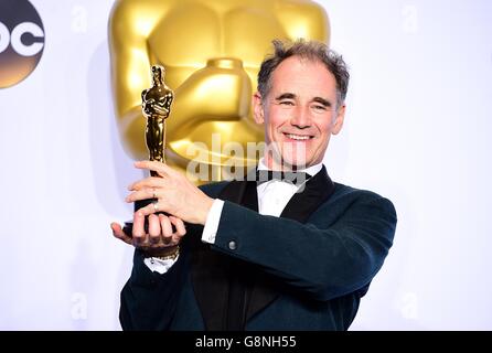 Mark Rylance mit dem Academy Award für den besten Nebendarsteller im Pressesaal der 88. Academy Awards, die am 28. Februar 2016 im Dolby Theater in Hollywood, Los Angeles, CA, USA, verliehen wurden. Stockfoto