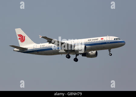 Beijing, China - 21. Mai 2016: Nähert sich An Air China Airbus A320 mit der Registrierung B-6611 Beijing International Airport (P Stockfoto