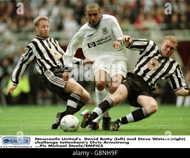 Fußball - FA Carling Premiership - Newcastle United / Tottenham Hotspur. David Batty (links) und Steve Watson (rechts) von Newcastle United bekämpfen Chris Armstrong von Tottenham Hotspur (Mitte) Stockfoto