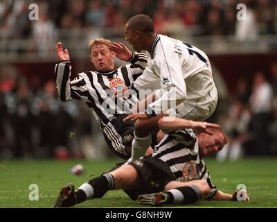 Fußball - FA Carling Premiership - Newcastle United / Tottenham Hotspur. David Batty (links) und Steve Watson (auf dem Boden) von Newcastle United gehen hart gegen Chris Armstrong von Tottenham Hotspur (rechts) Stockfoto