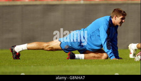 Fußball - FIFA Fußball-Weltmeisterschaft 2006 Qualifikation - Gruppe sechs - Nordirland gegen England - England Training - Windsor Park. Steven Gerrard aus England beim Training Stockfoto